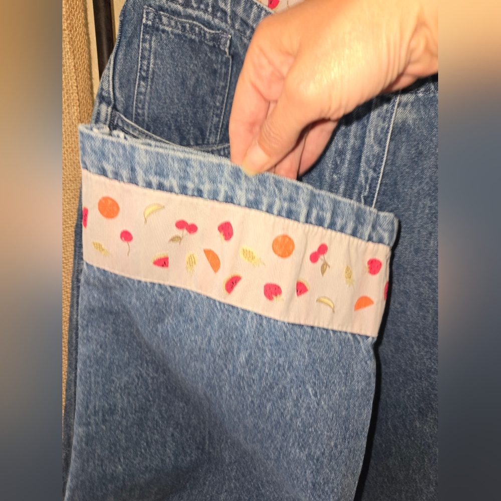 Women's Christopher & Banks Fruit Ribbon Embellished Denim Capris Size 10 - Picture 5 of 9